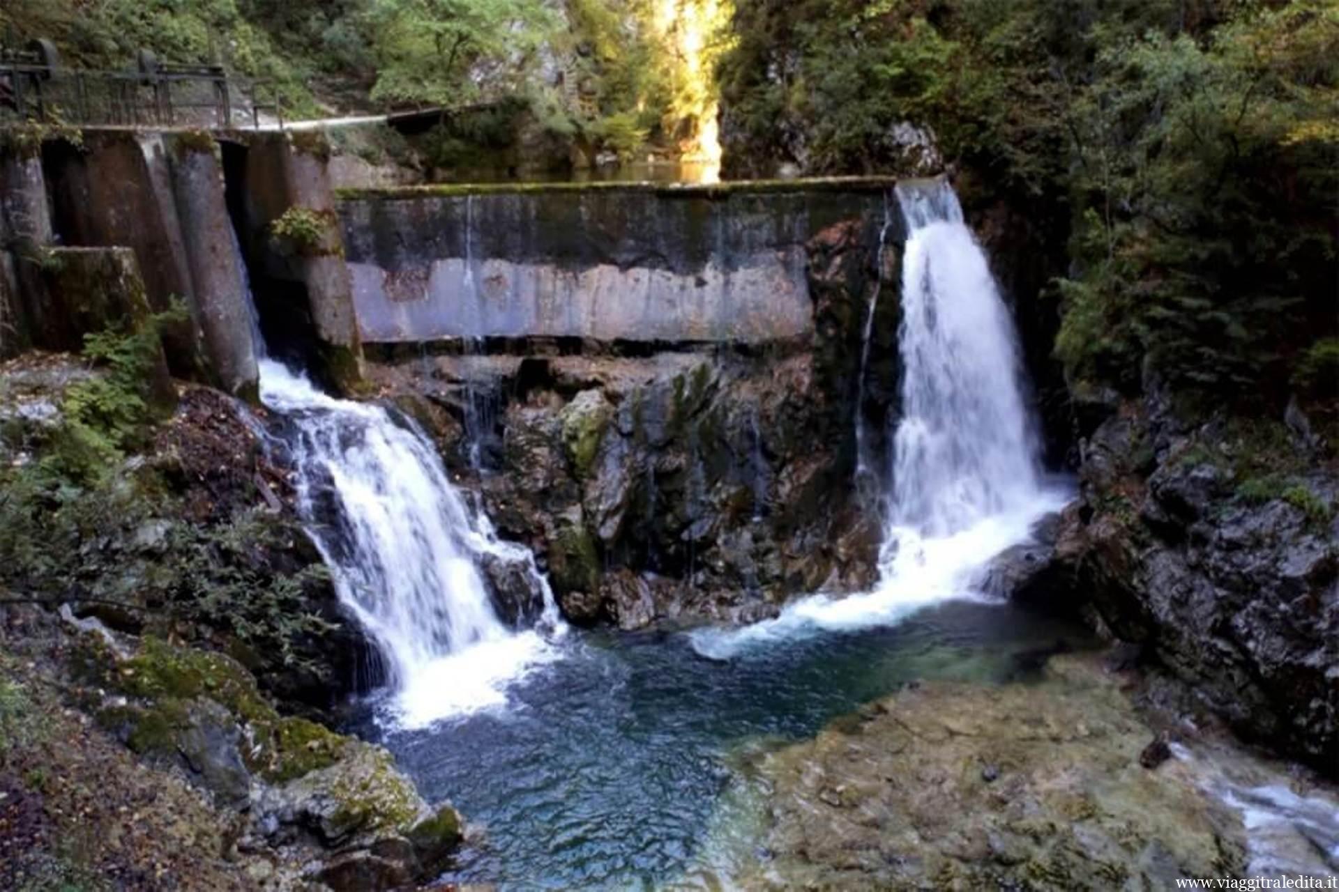 La cascata Šum situata alla fine della gola diga gola vintgar