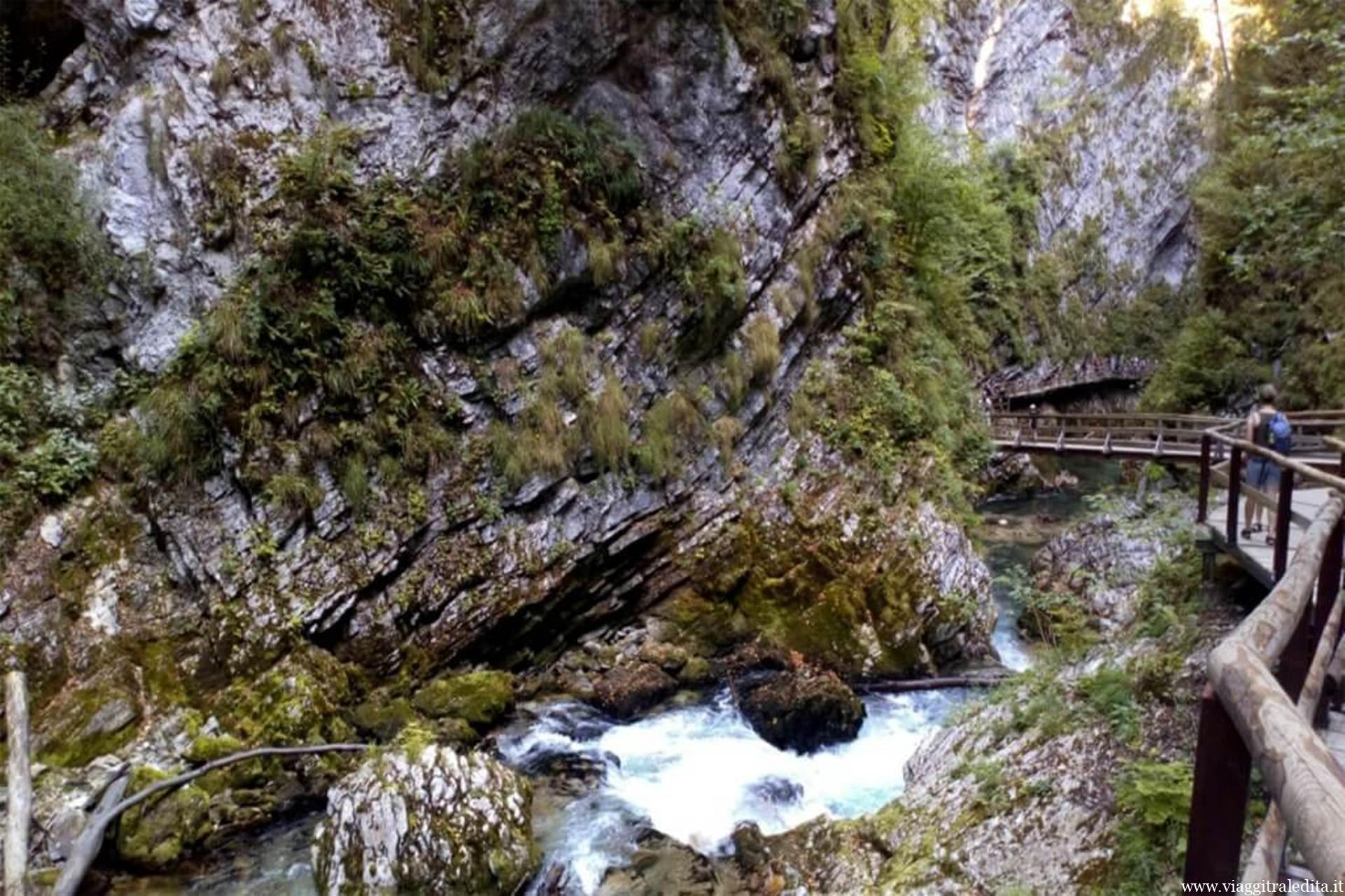 Tratto della gola di Vintgar dalla passerella in legno gola vintgar