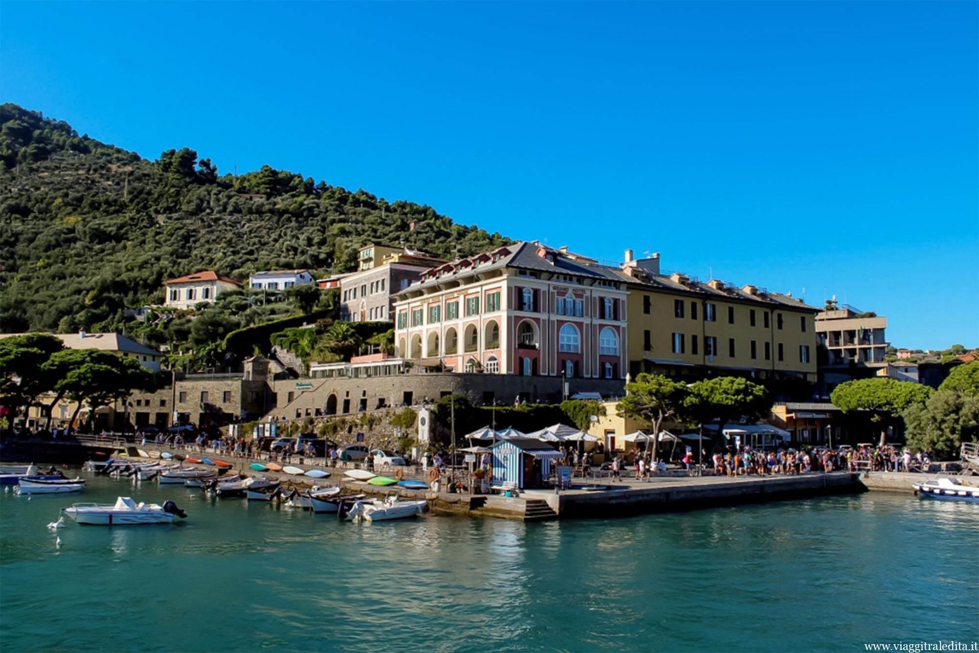 Banchina di approdo dei traghetti al confine del borgo antico portovenere
