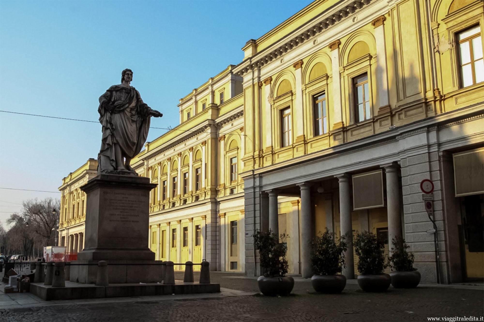 Facciata del Teatro Coccia e statua di Carlo Emanuele III, primo sovrano sabaudo di Novara novara
