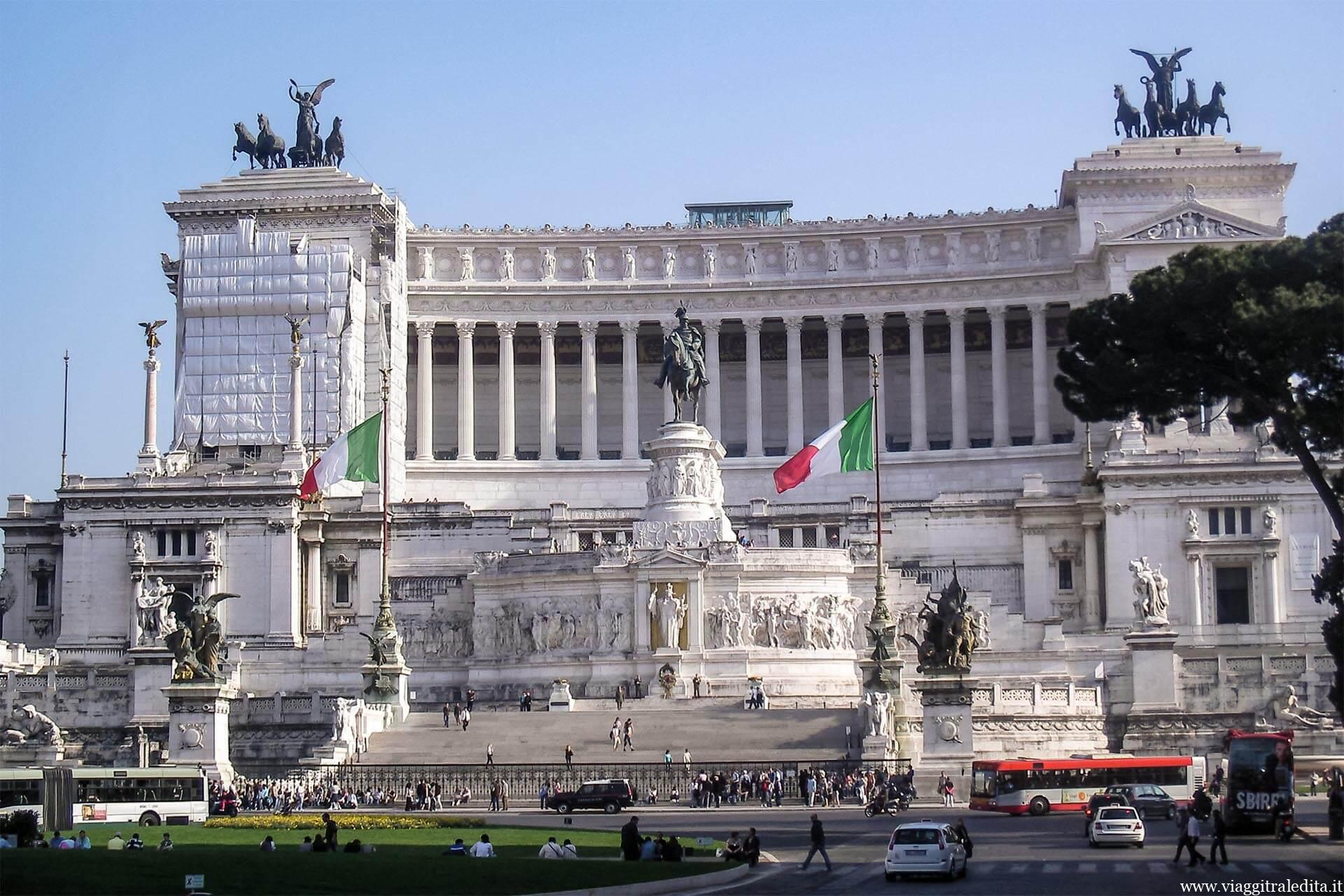 Il Tricolore davanti all'Altare della Patria a Roma tricolore