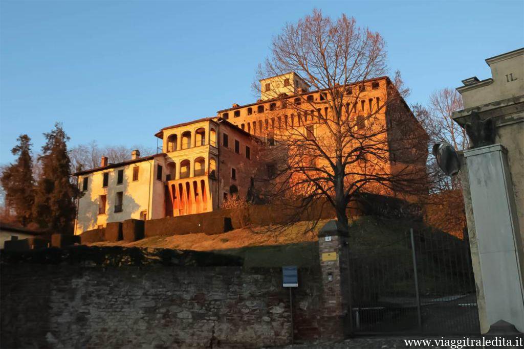 Il castello dalle vie del borgo di Briona