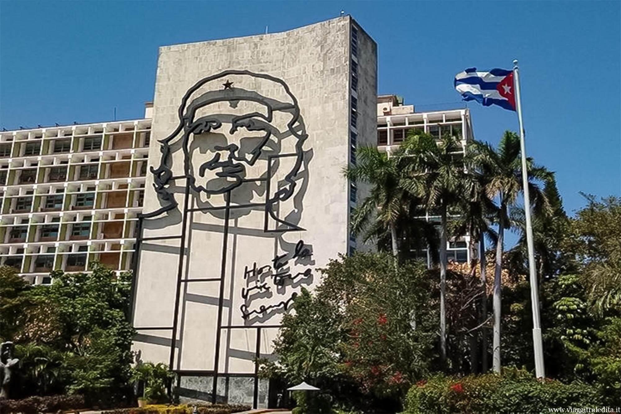 Scultura dedicata a Che Guevara di fronte a Plaza de la Rivolución