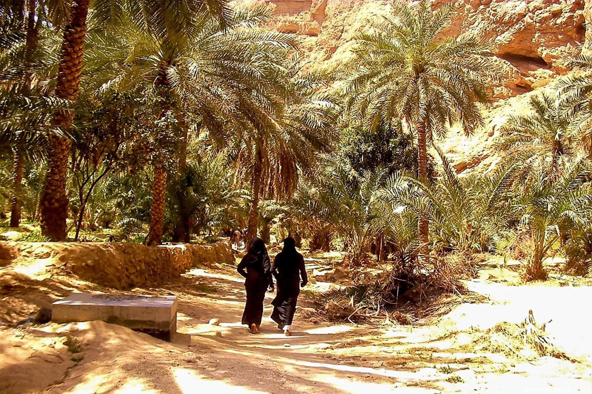 Donne lungo i sentieri del Wadi Sham