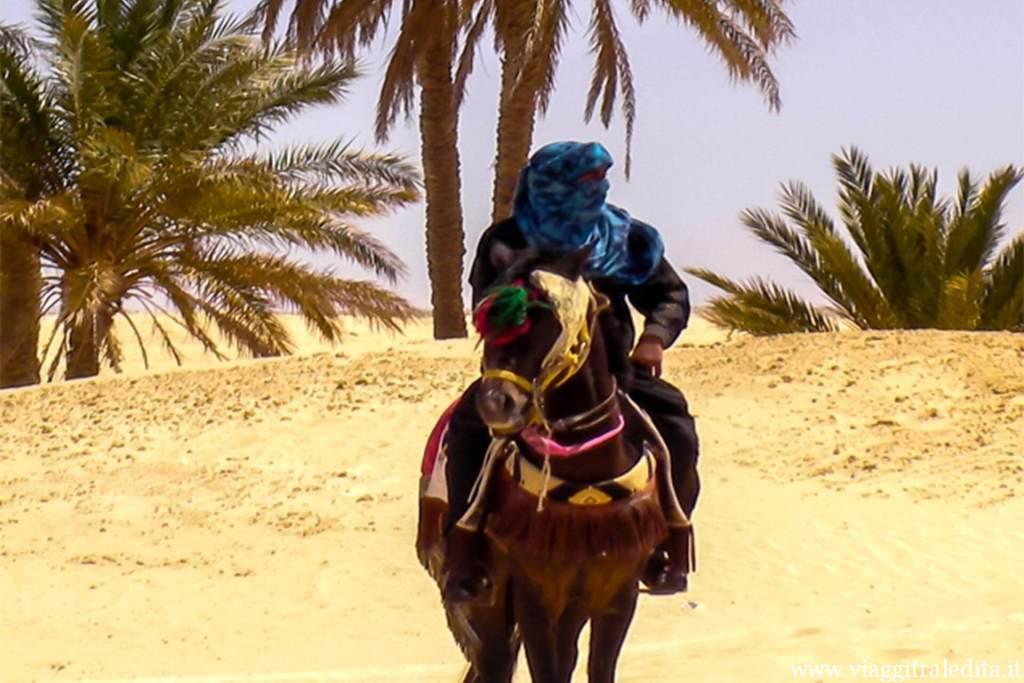 Un cavaliere Tuareg e il suo cavallo