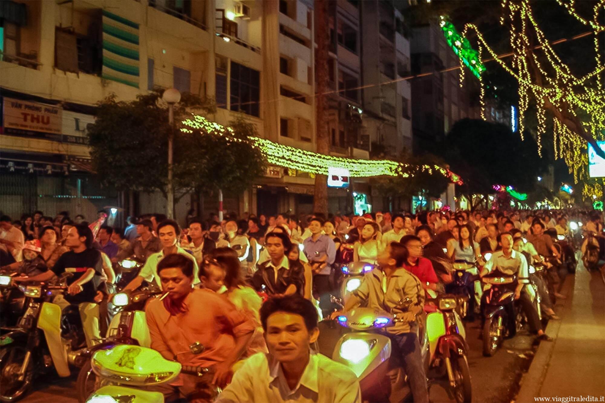 Una sera come un'altra lungo le strade di Hồ Chí Minh City