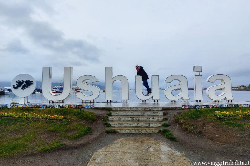La scritta Ushuaia al confine della città La scritta Ushuaia al confine della città