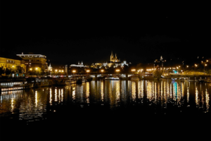 Praga di notte dal fiume Moldava